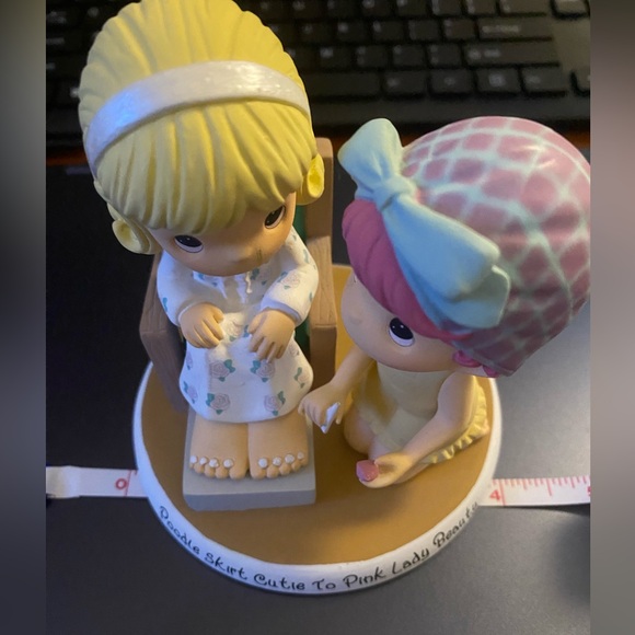 Precious Moments GREASE - POODLE SKIRT CUTIE TO PINK LADY BEAUTY Sandy & Frenchy - Picture 3 of 7